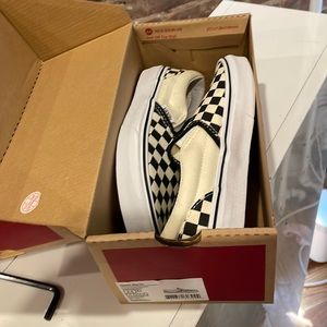 Brand new in box Big Kids 2.5 checkered classics